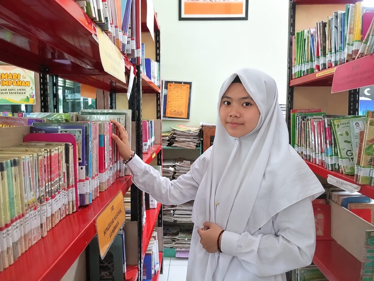 Gemar Membaca, Dhiyan Murid Kelas 7A MTs Negeri 6 Kulon Progo Rajin Berburu Buku di Perpustakaan